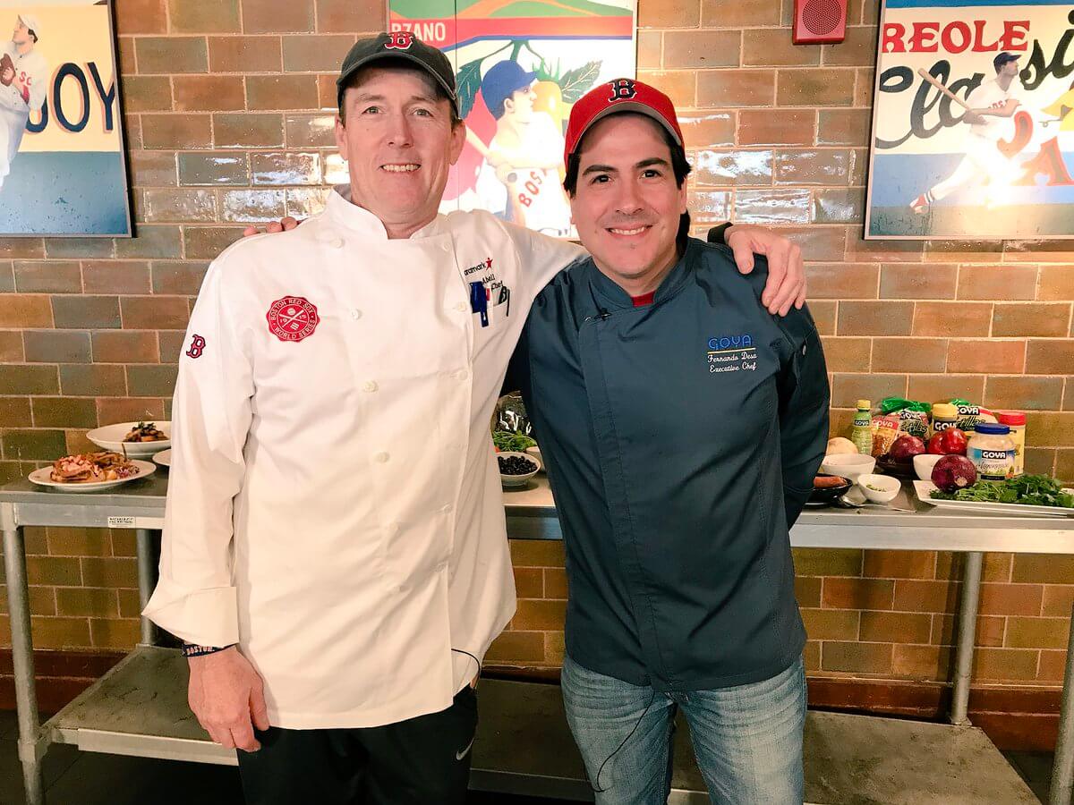  El chef Ron Abell y el chef Fernando trabajan en recetas de fusión latina
