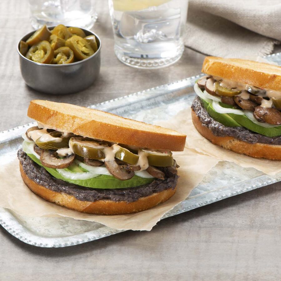 Tortas con Puré de Frijoles Negros, Mayonesa Chipotle y Champiñones Salteados