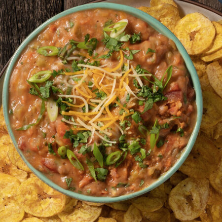 Dip Picante de Frijoles y Chorizo con Chips de Plátano