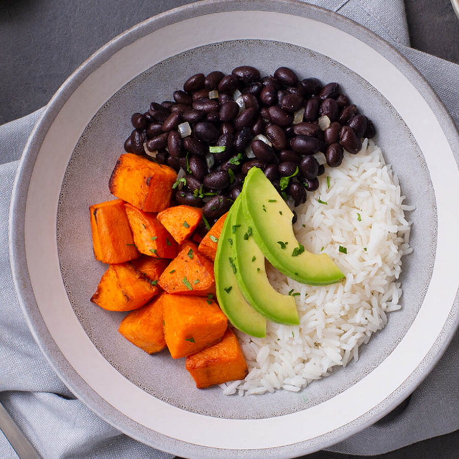 Frijoles Negros con Arroz y Papa Dulce Asada