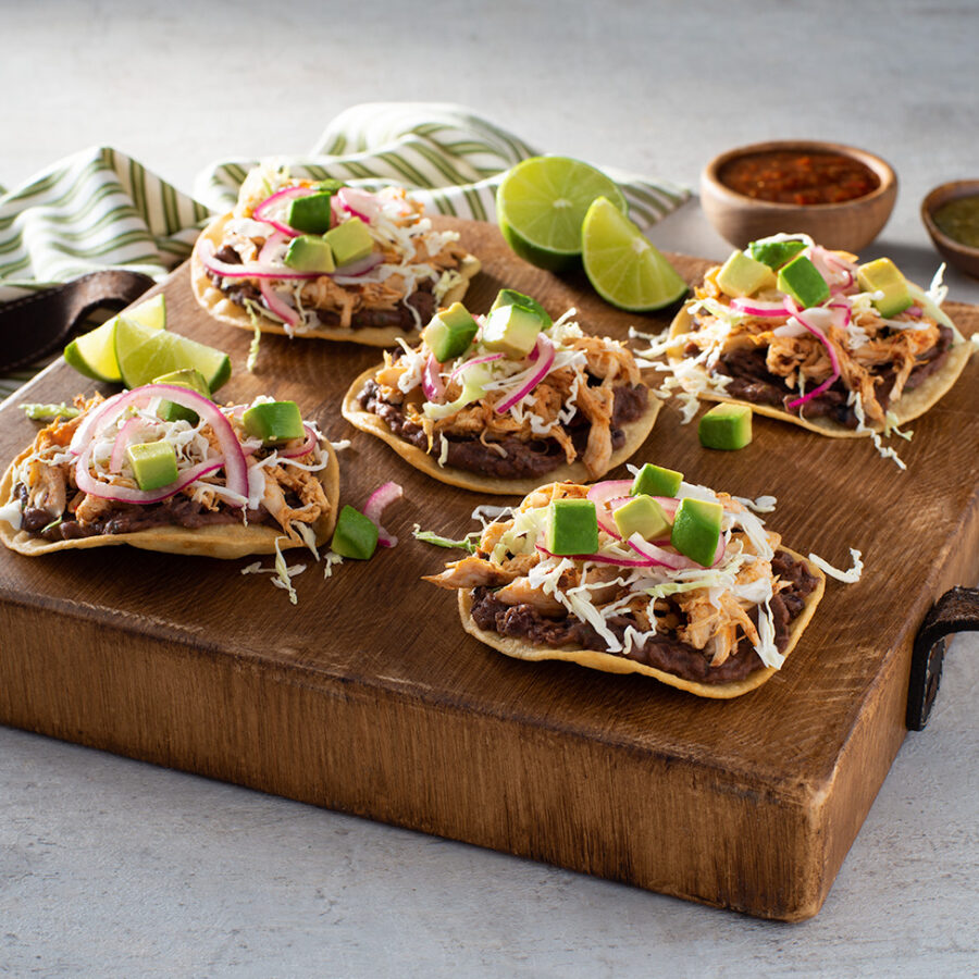 Tostadas de Pollo y Frijoles Negros