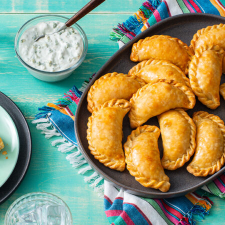 Empanadas de Pollo Buffalo con Queso Azul