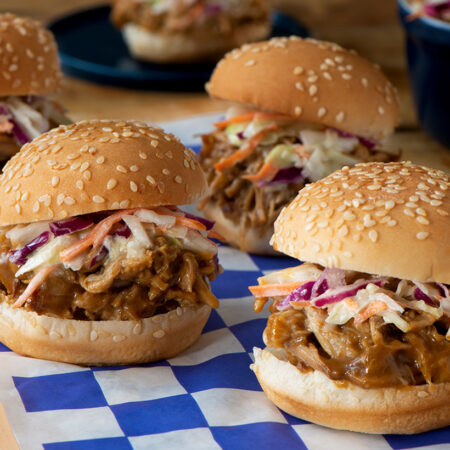 Mini Hamburguesas de Pernil Desmechado con Chipotle
