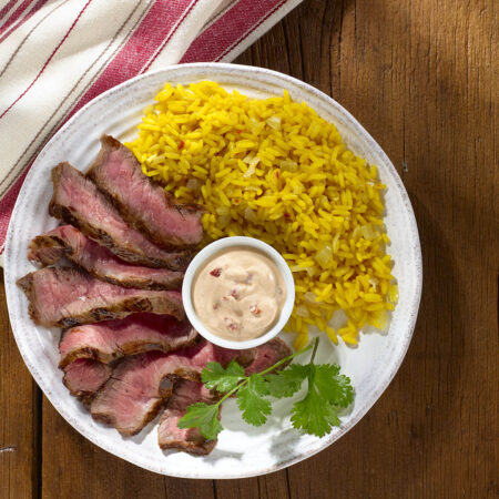 Bistec Chipotle a la Parrilla con Arroz Amarillo