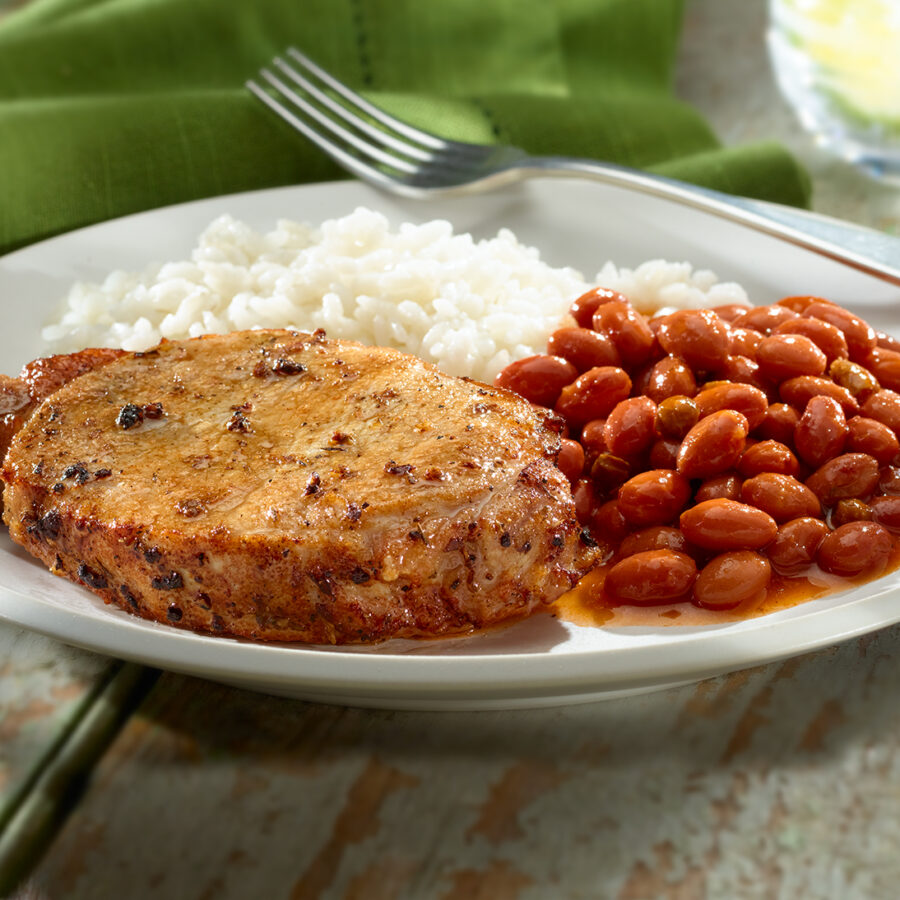 Chuletas de Cerdo Fritas con Arroz y Habichuelas Rosadas