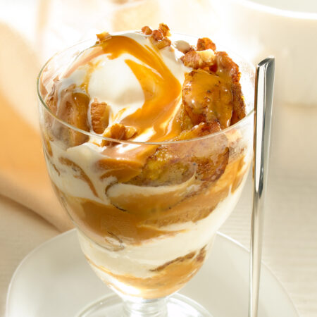 Helado con Plátano Dulce en Salsa de Coco y Caramelo