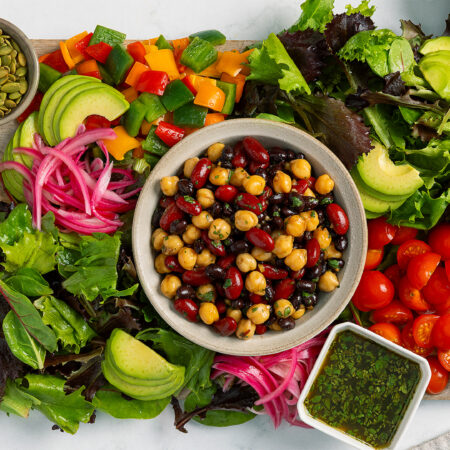 Tabla de Ensalada Mixta de Frijoles y Vegetales