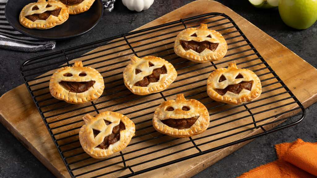 https://www.goya.com/wp-content/uploads/2024/09/jack-o-lantern-apple-pumpkin-pastry-1024x576.jpg