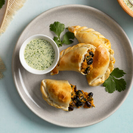 Empanadas Vegetarianas de Frijol Negro y Papa Dulce