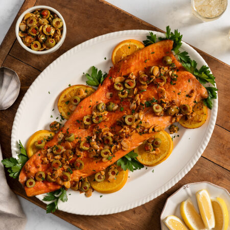 Salmón Horneado con Aceitunas y Almendras