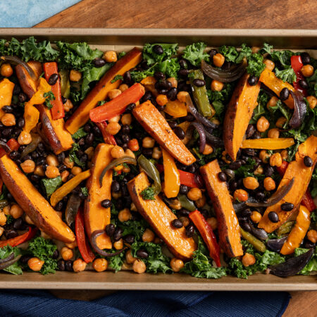 Camotes Horneados con Frijoles y Vegetales