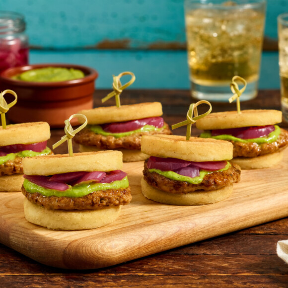 Mini Arepas de Chorizo con Salsa Guasacaca