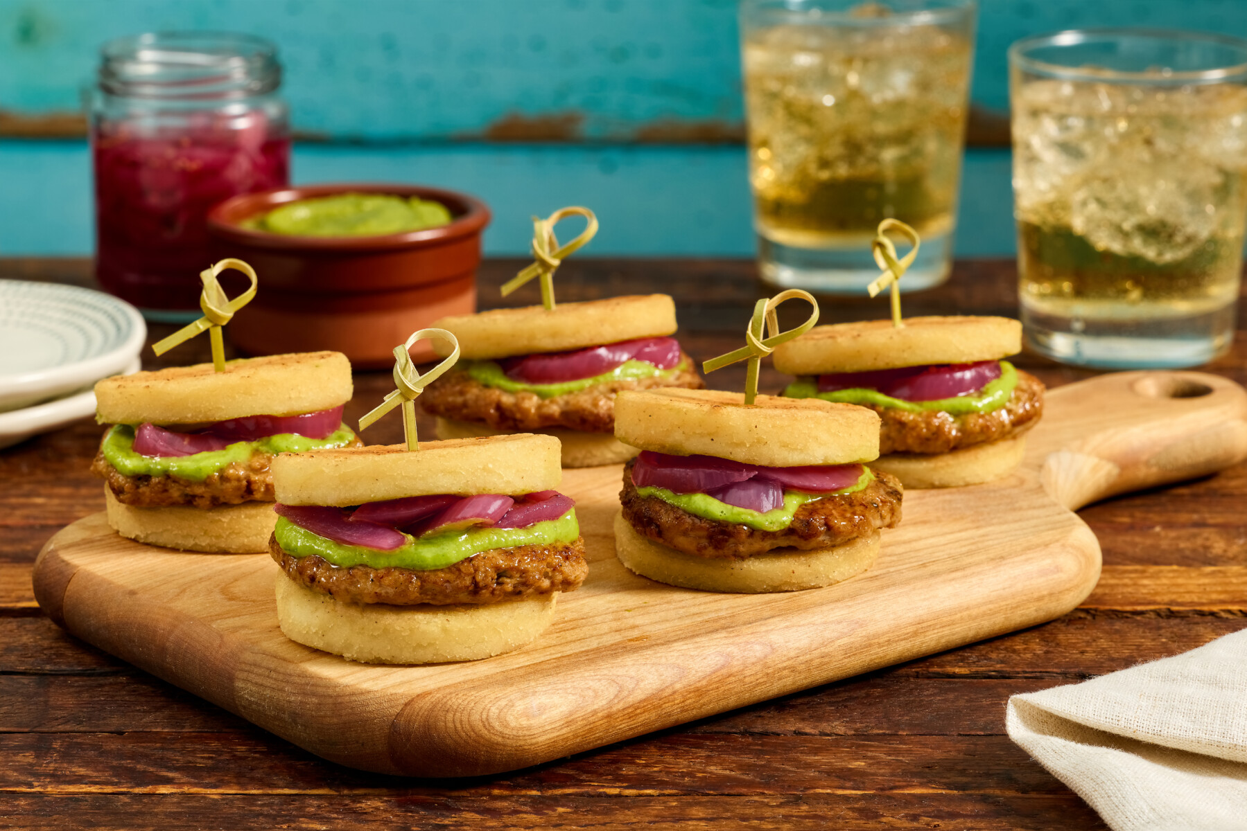 Mini Arepas de Chorizo con Salsa Guasacaca