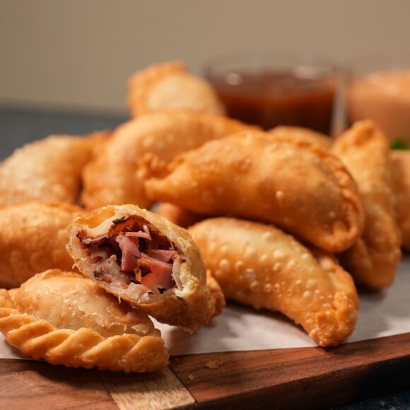 Empanadas de Tripleta con Salsa Rosada y Salsa de Guayaba y Ron